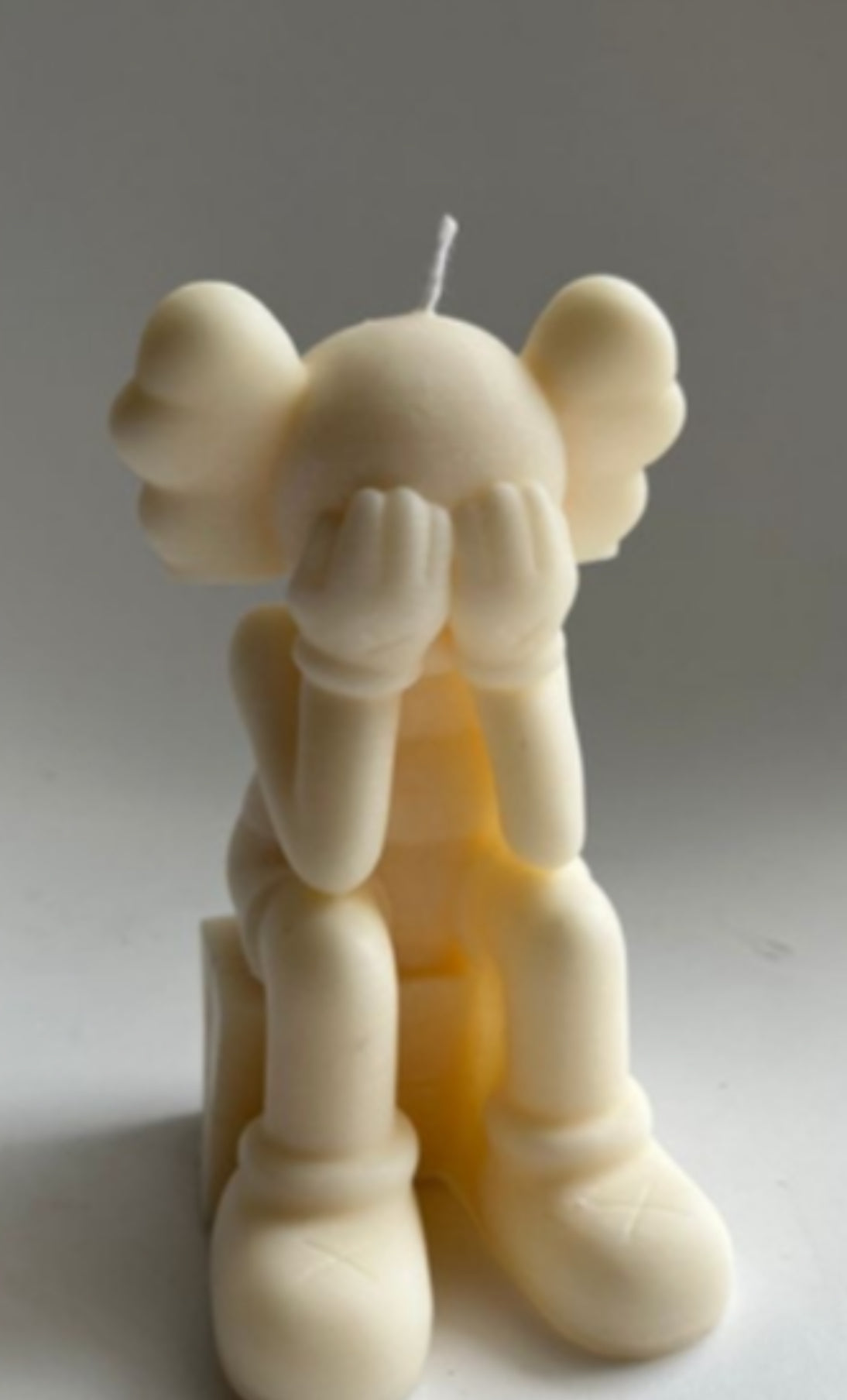 KAWS SENTADO